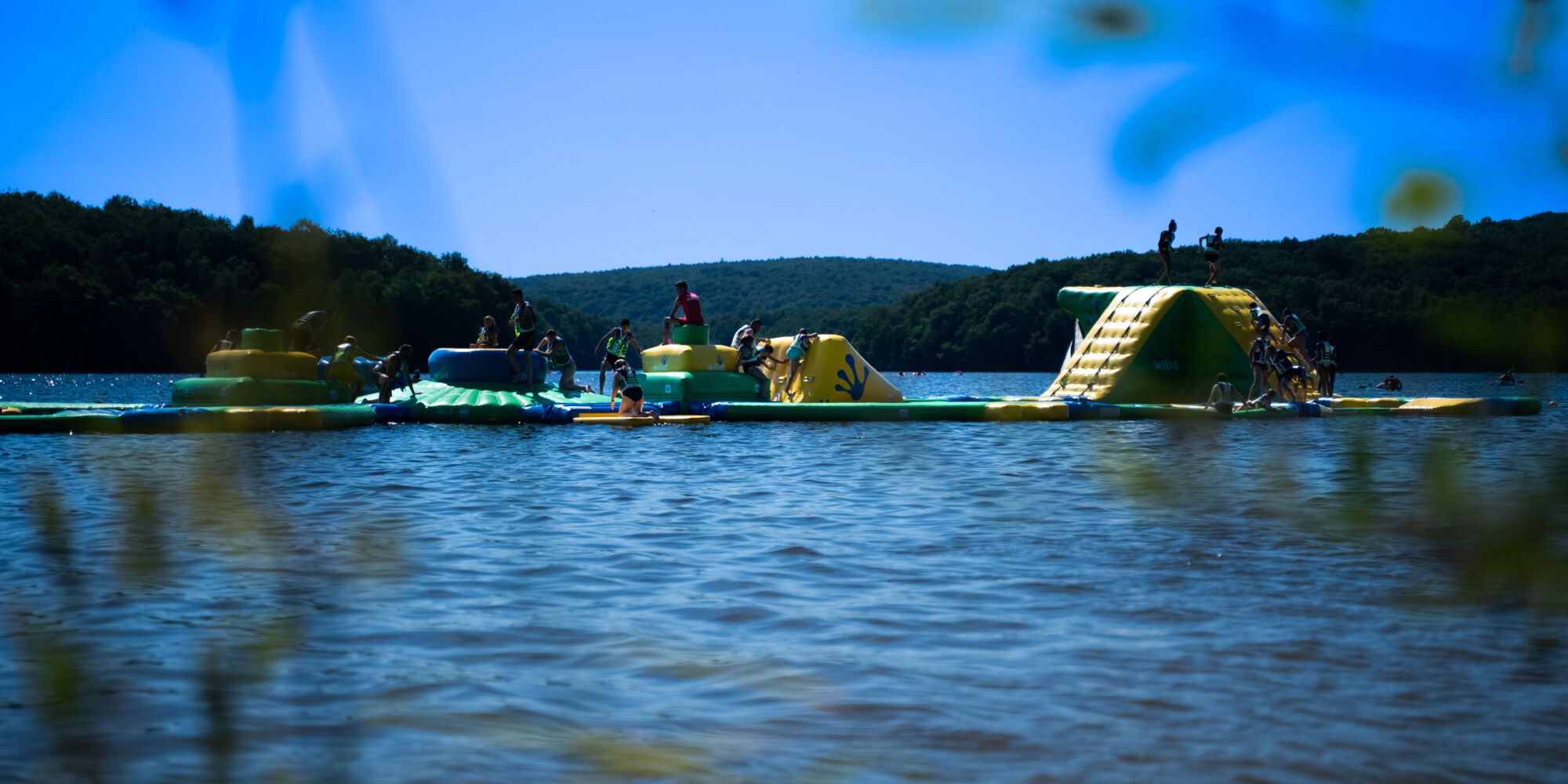 Vue du Wi Splash au lac des Vieilles Forges depuis le bord du lac Vue du Wi Splash au lac des Vieilles Forges depuis le bord du lac