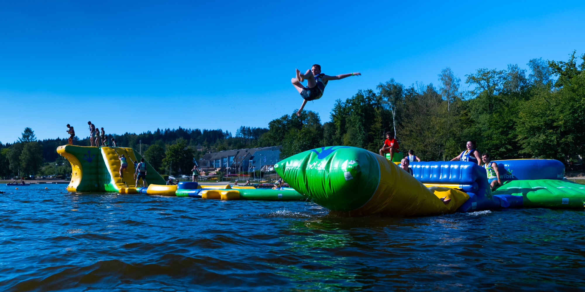 Enfant sautant depuis le module "Flip" du Wi Splash au lac des Vieilles Forges Enfant sautant depuis le module "Flip" du Wi Splash au lac des Vieilles Forges