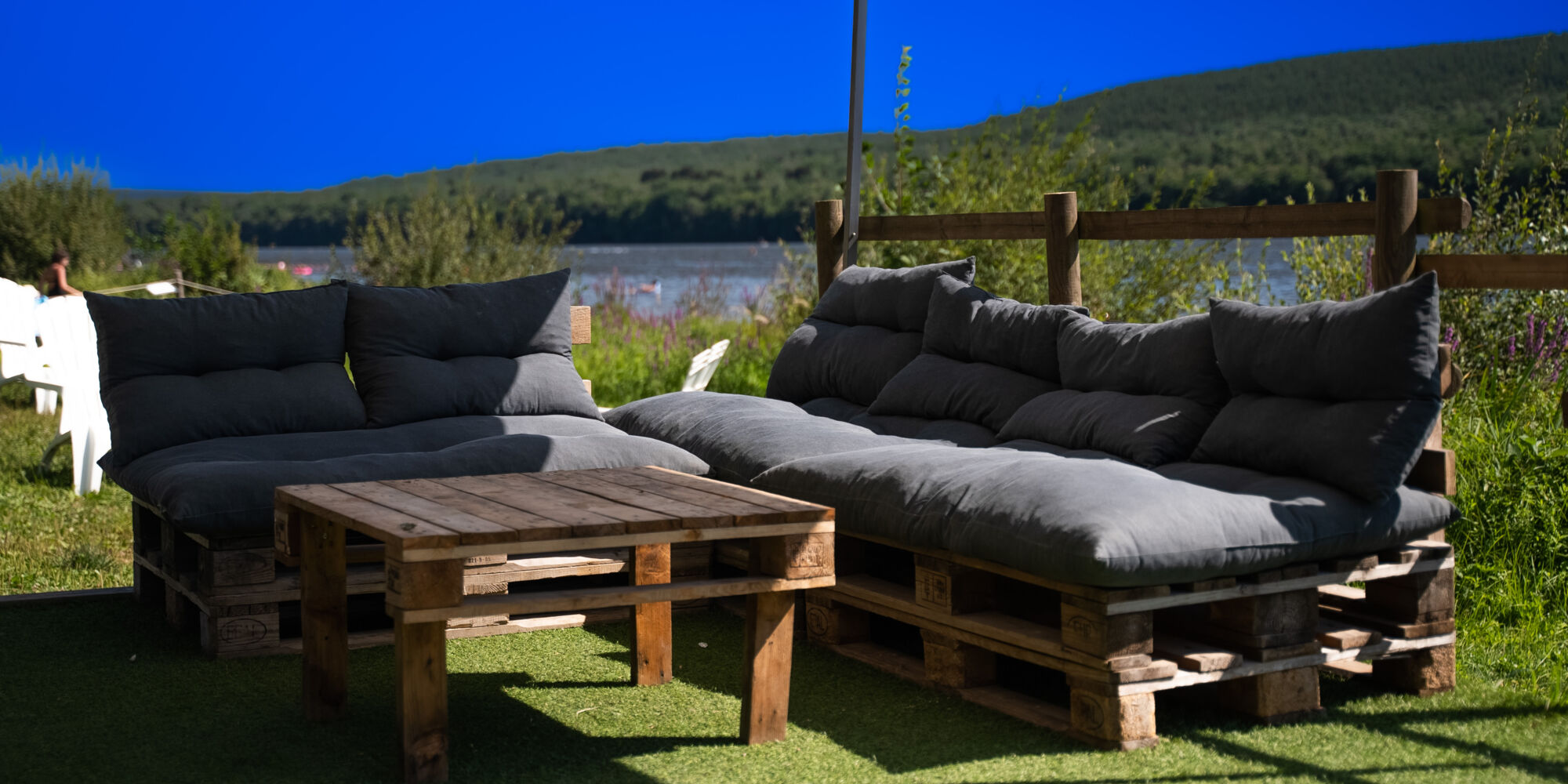 Espace d'accueil et d'attente du Wi Splash au lac des Vieilles Forges Espace d'accueil et d'attente du Wi Splash au lac des Vieilles Forges