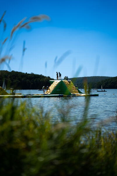 Enfants sur le module "Action Tower XXL" du Wi Splash au lac des Vieilles Forges