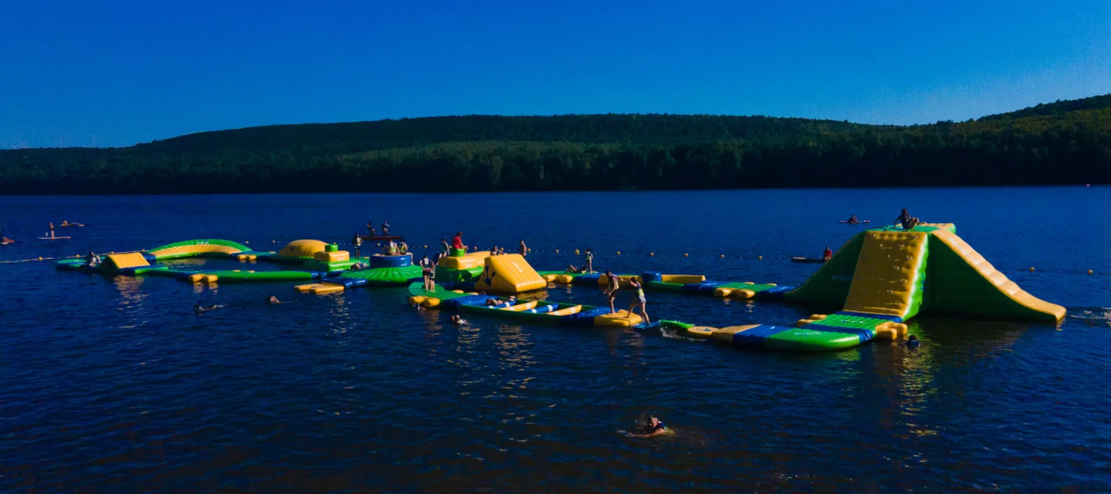 Vue d'ensemble de l'aquapark Wisplash au lac des Vieilles-Forges
