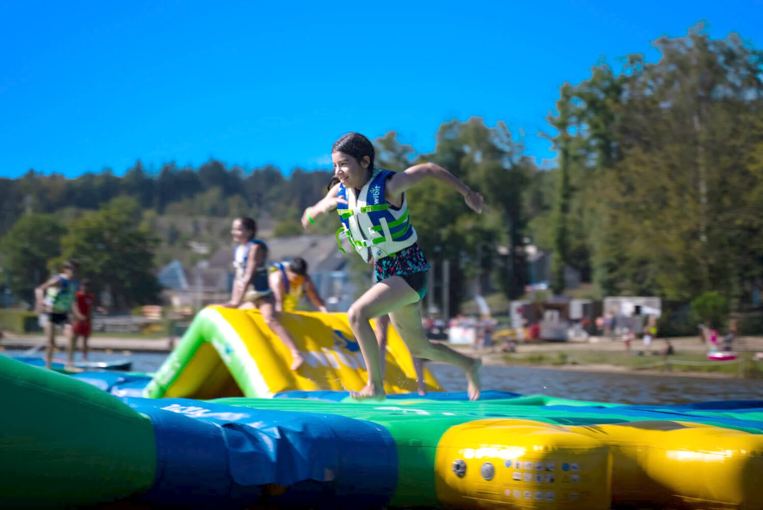 Enfant courant sur le module Curve du Wisplash au lac des Vieilles-Forges