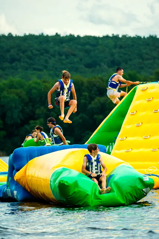 Sauts sur le parcours gonflable
