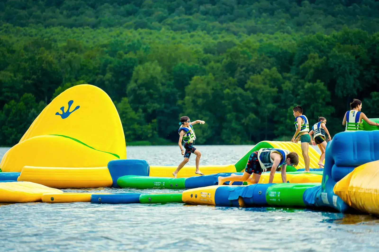 Joueurs en gilet sur les modules du Wisplash