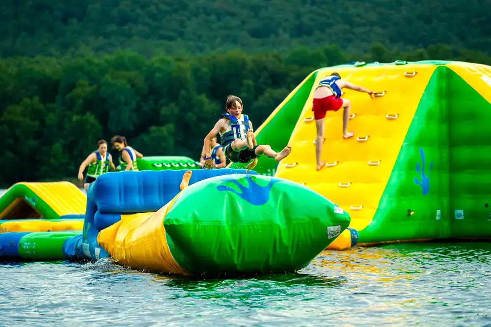 Joueurs sur les modules gonflables