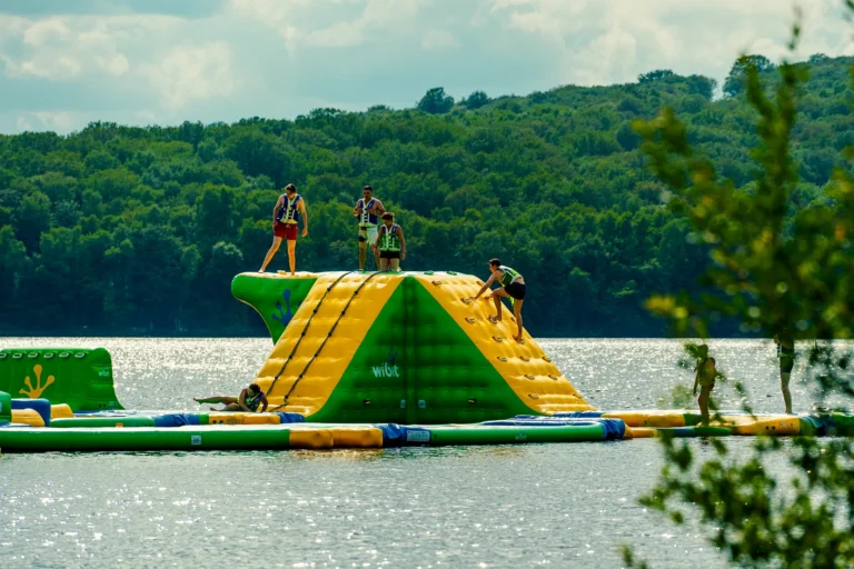 Joueurs qui escaladent la grande pyramide gonflable