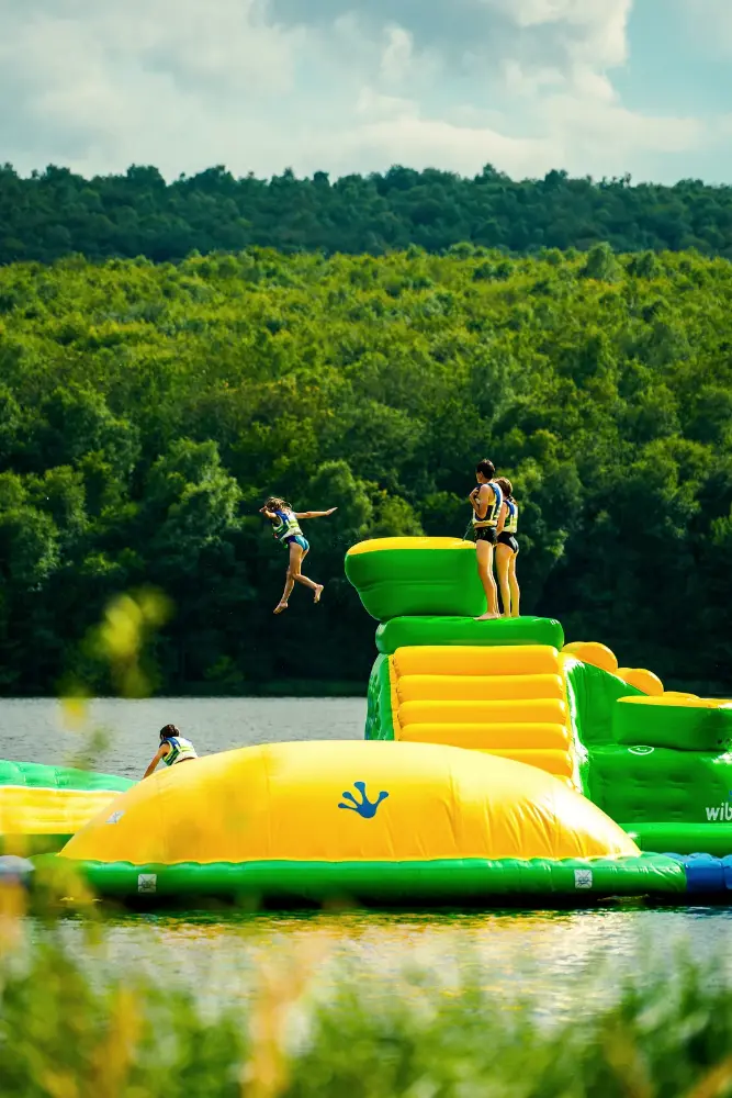 Kind met drijfvest op de toren van Wisplash