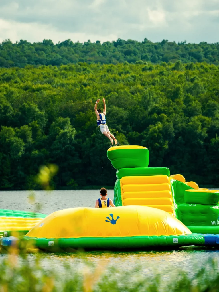 Saut depuis la tour du Wisplash vers le lac