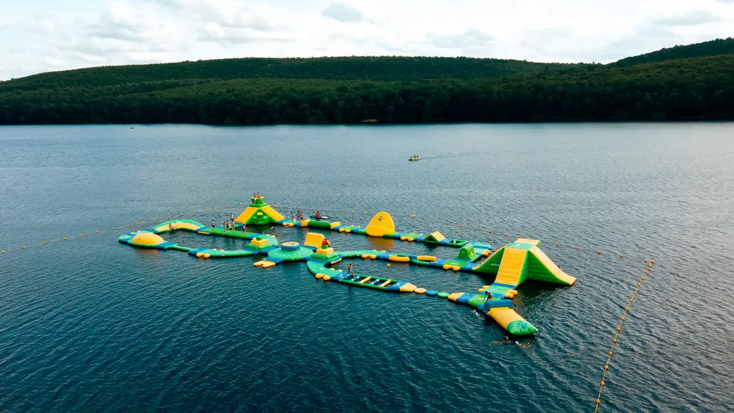L'aquapark gonflable Wisplash sur le lac des Vieilles-Forges, dans les Ardennes